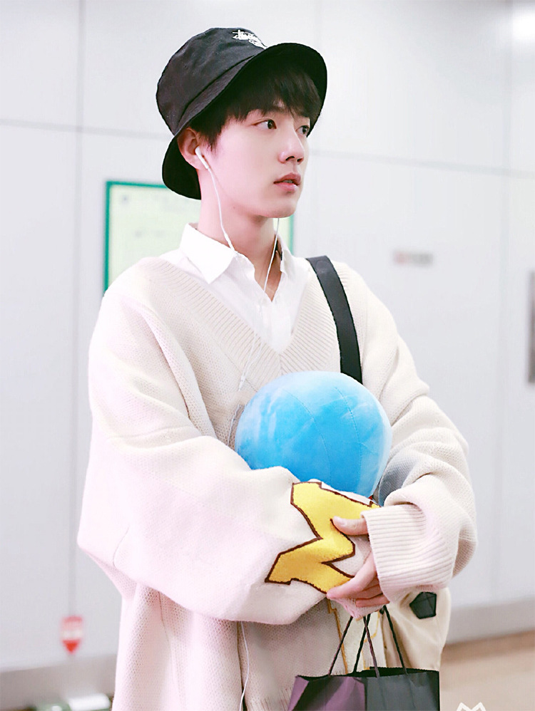 肖战同款v领毛衣女19新款套头情侣宽松字母刺绣慵懒风秋冬外套男