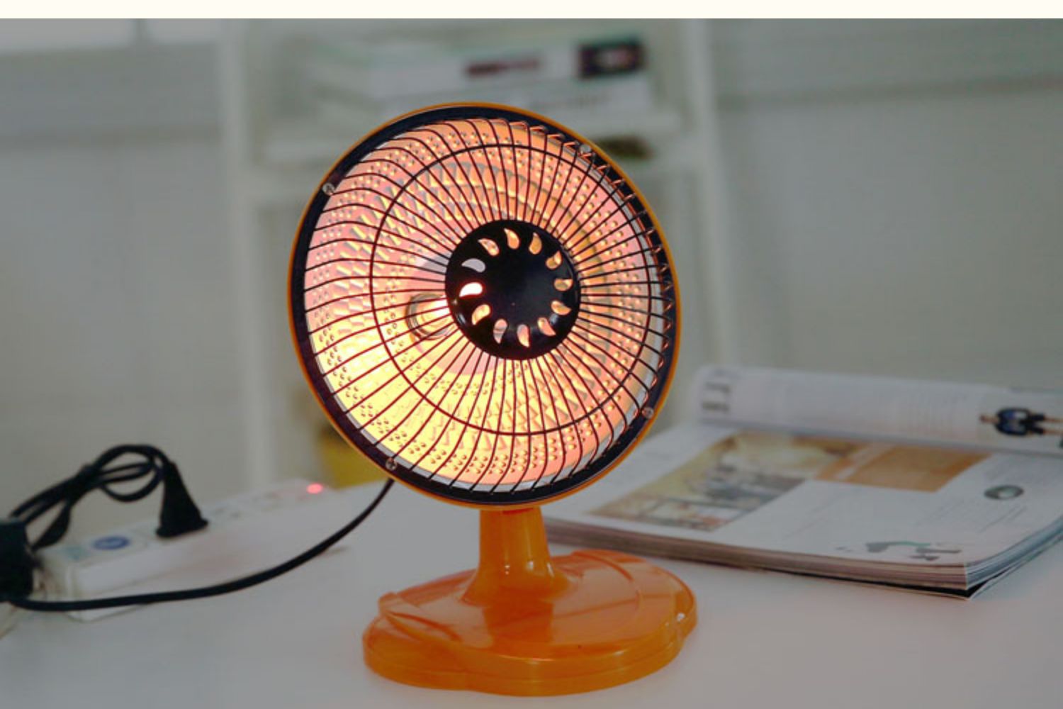 超级新品 迷你小太阳学生桌面烤火炉办公室烤脚家用静音节能宿舍冬天