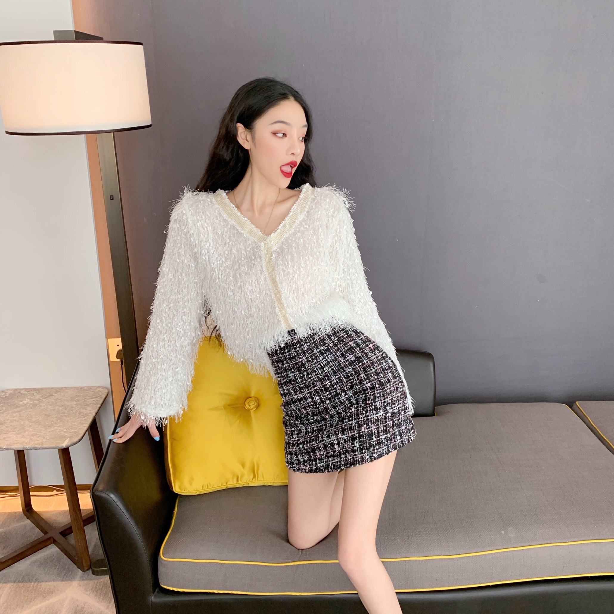 孜牧网红直播衣服女主播服装上镜性感v领气质名媛上衣小香风毛绒t恤秋