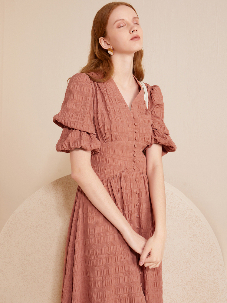 伊布都ibudu2020夏季新款v领藕节袖七分袖雪纺绉连衣裙女