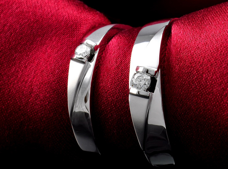 伟德bv1946官网-湖边警员夜翻垃圾桶找回失主珍贵结婚戒指