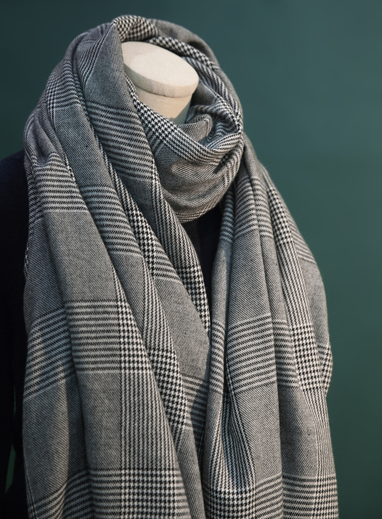 刚好的厚度不臃肿百搭经典黑白千鸟格仿羊绒围巾秋冬