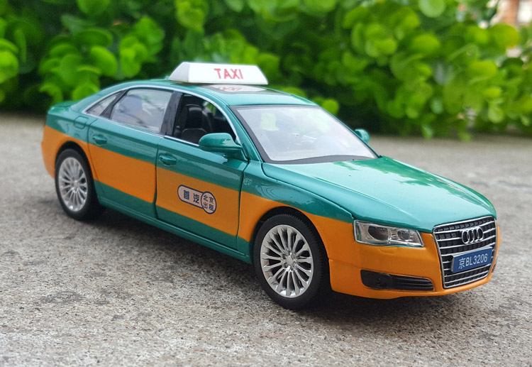 132奥迪a8合金车模出租车汽车模型仿真金属车回力声光儿童玩具车