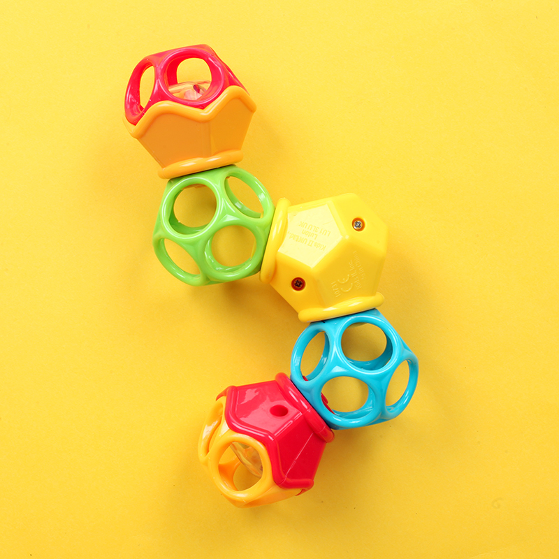 美国 婴儿手抓扭扭球洞动球软胶球感官玩具转动有咔咔声锻炼小手