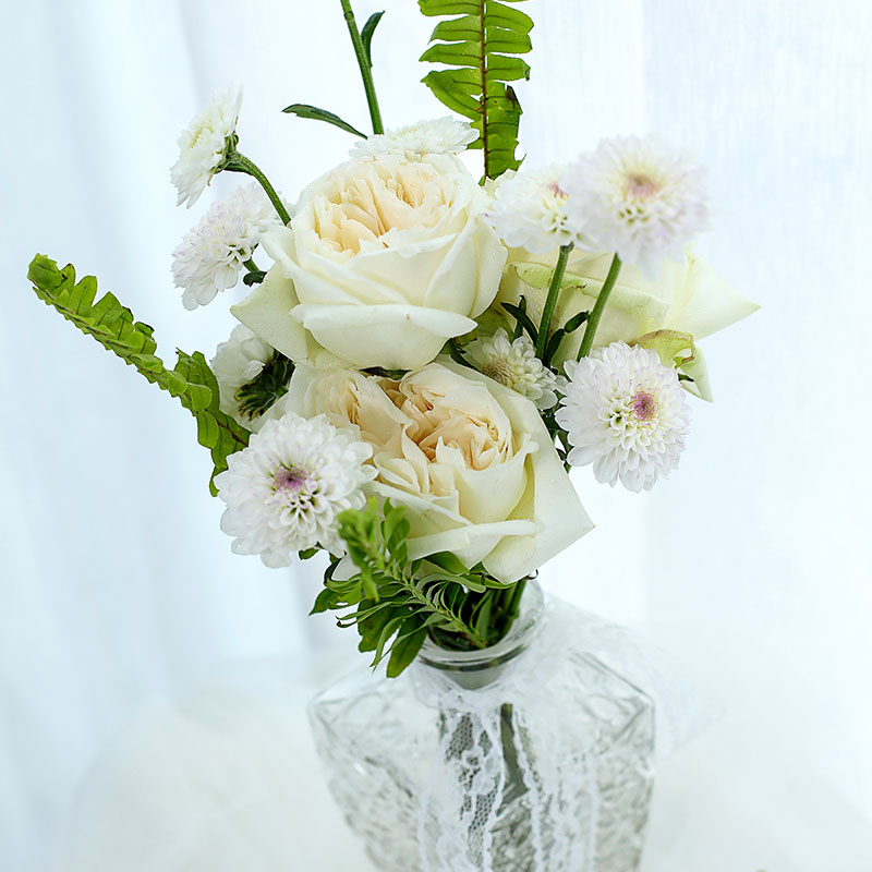 包月花直降3枝白玫瑰搭配小雏菊配鱼尾