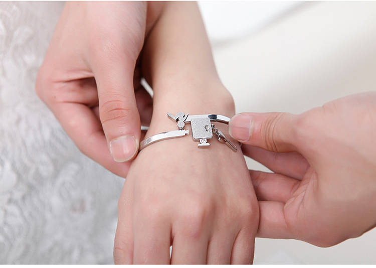 《男女互锁手链情侣手链一对男女情侣款带钥匙手镯同心锁爱情锁刻字