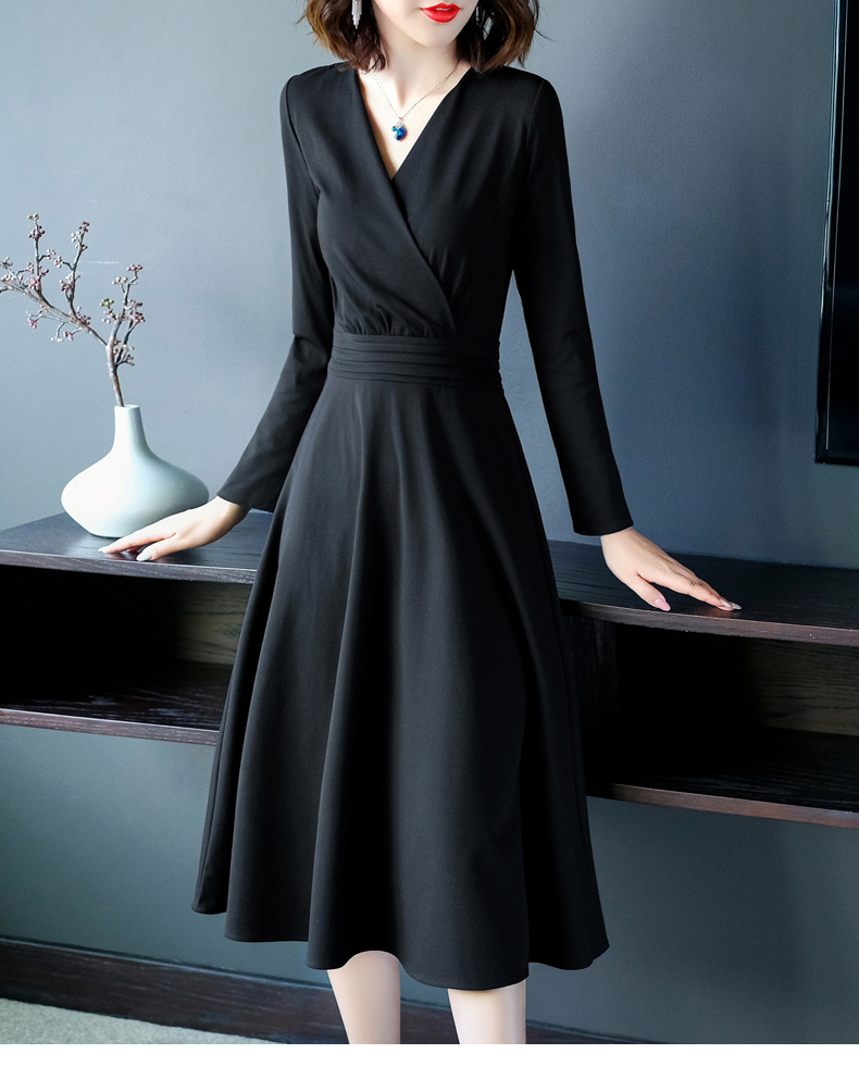 高档黑色连衣裙秋装2020新款v领收腰赫本小黑裙修身早秋礼服裙女长裙