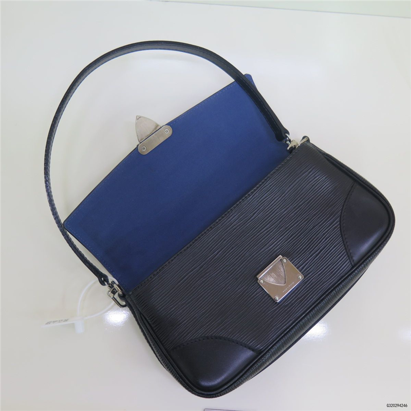 二手9成新louisvuitton中古黑色水波纹腋下包