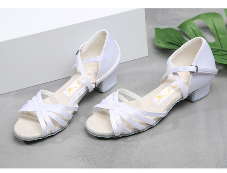 白色拉丁舞鞋女童专业比赛表演软底恰恰新款儿童夏季舞蹈鞋