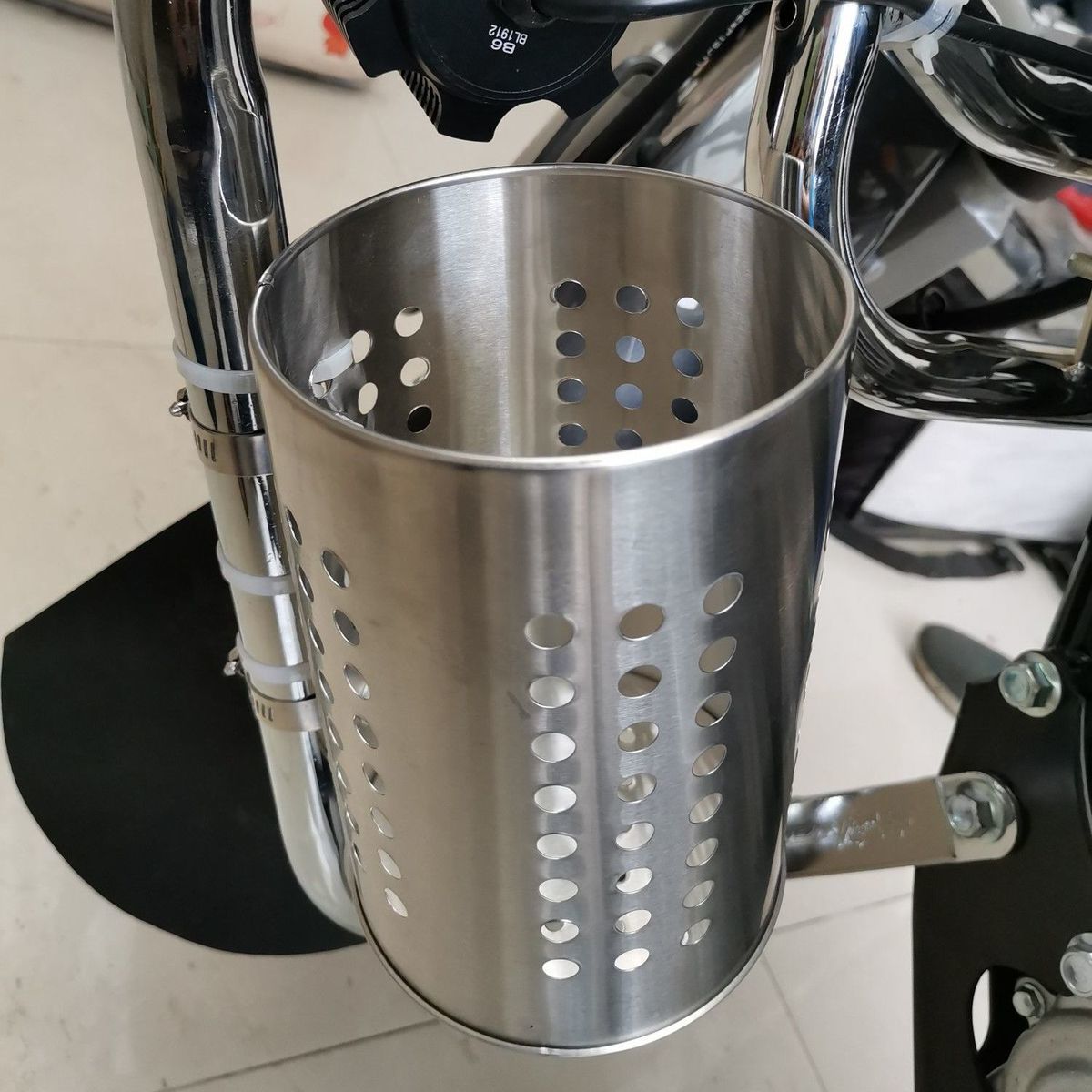 摩托车电动车三轮车保险杠水杯架杂物架自行车随意挂快拆水水壶架塑胶