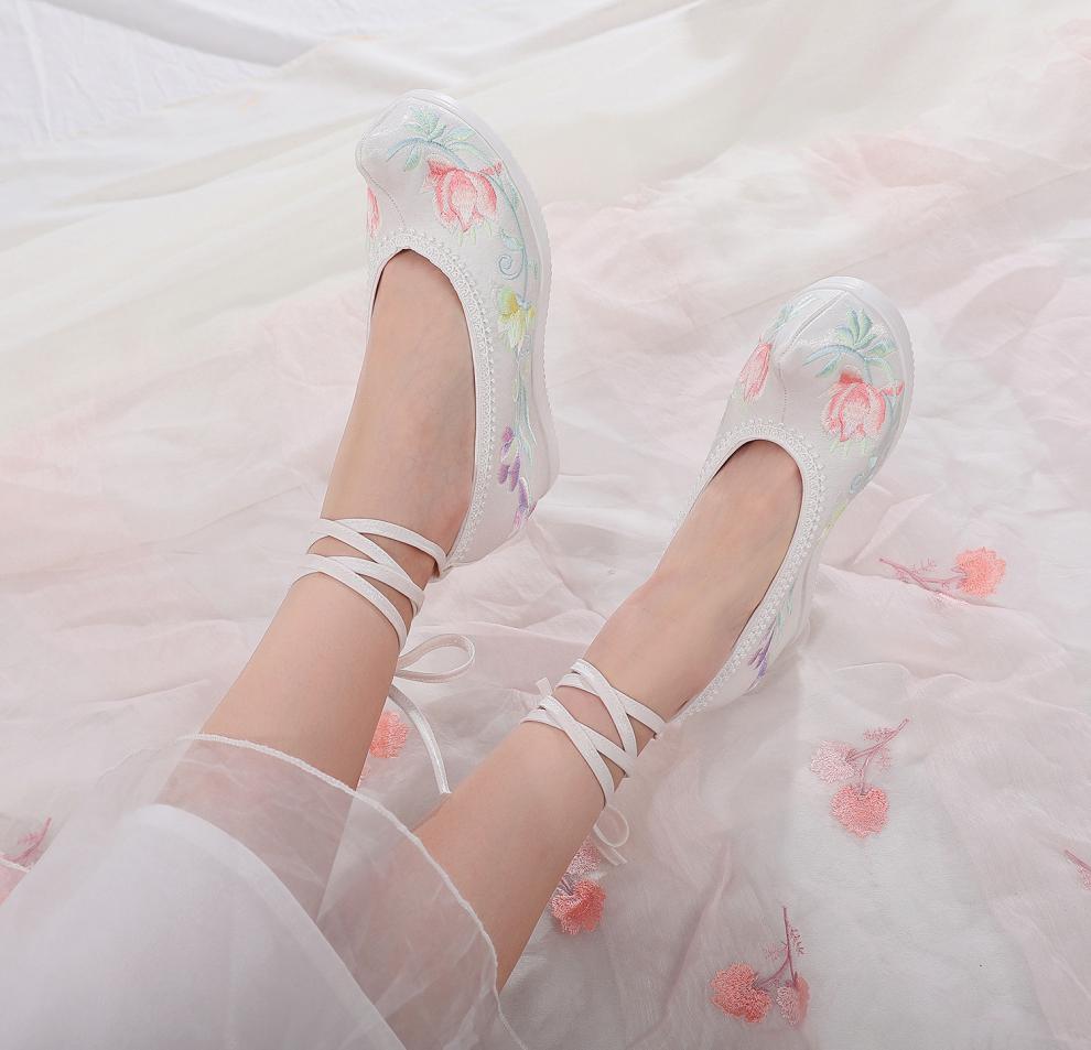 娜瑟微新款七厘米汉服鞋子女古风绣花鞋高跟古装翘鞋头内增高复古弓鞋