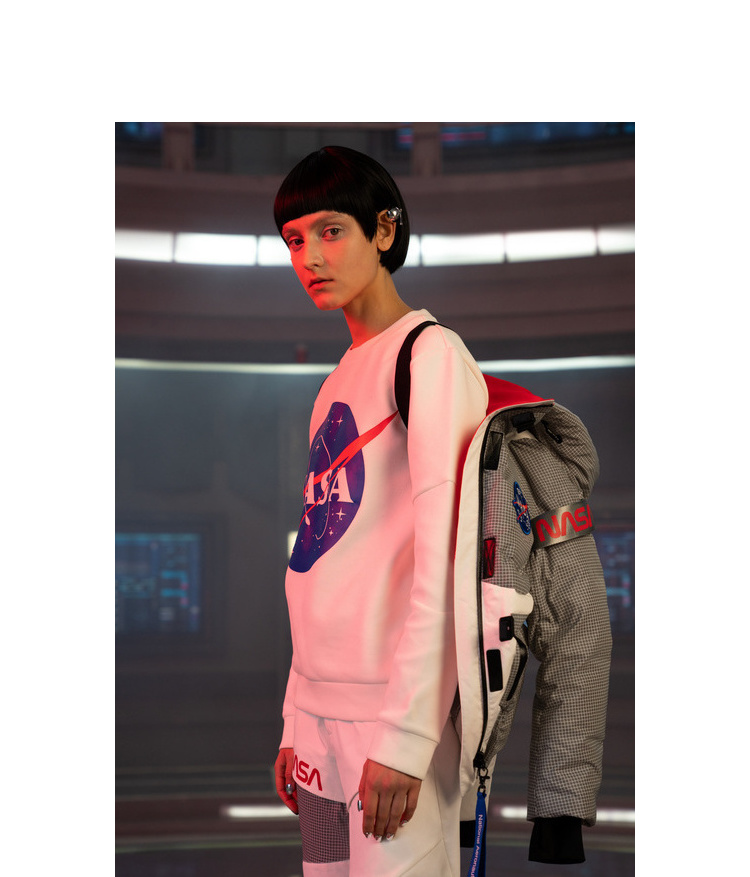 波司登outlets新款女nasa联名款鹅绒连帽短款羽绒服b90142956