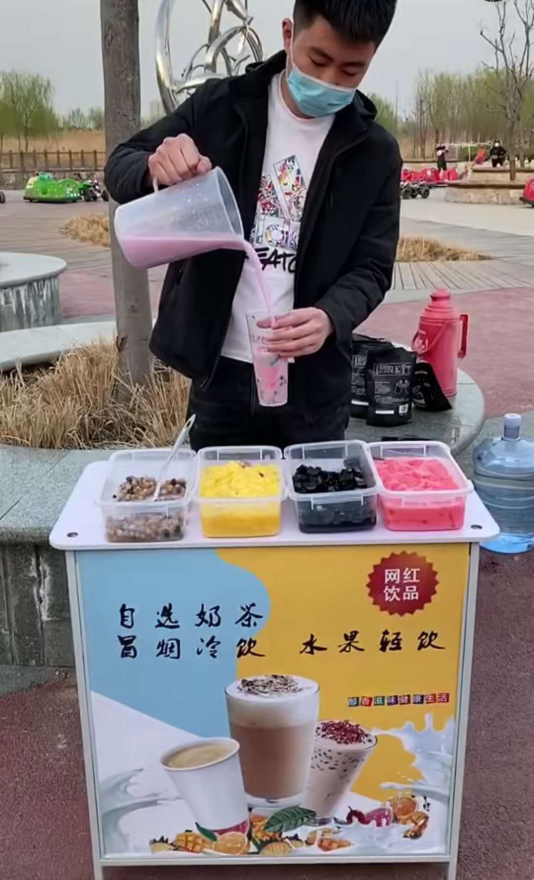 网红冷饮机时光旧巷移动夏季摆摊行走的冒烟冰淇淋机器设备自选奶茶