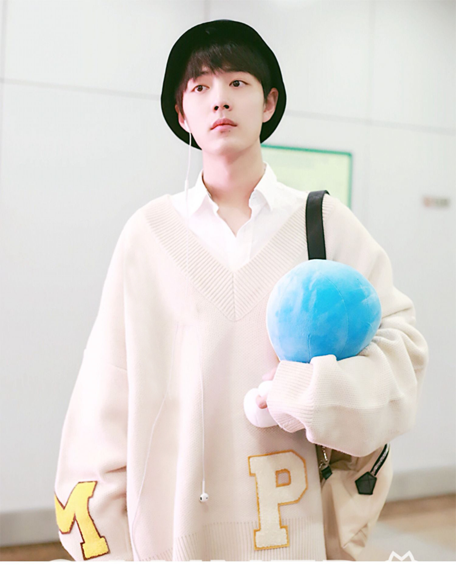 肖战同款v领毛衣女19新款套头情侣宽松字母刺绣慵懒风秋冬外套男