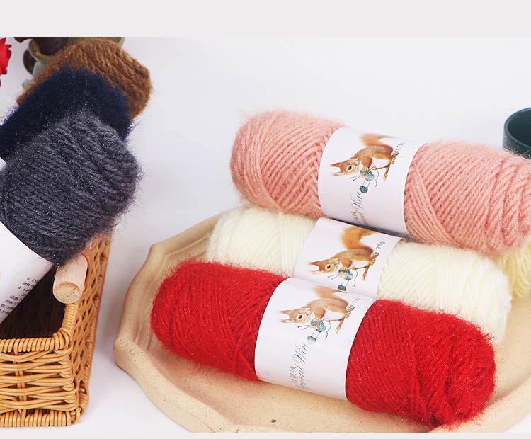 松鼠绒毛线团亮丝绒绒线中粗松鼠纱手工编织帽子围巾宝宝毛线外套fish