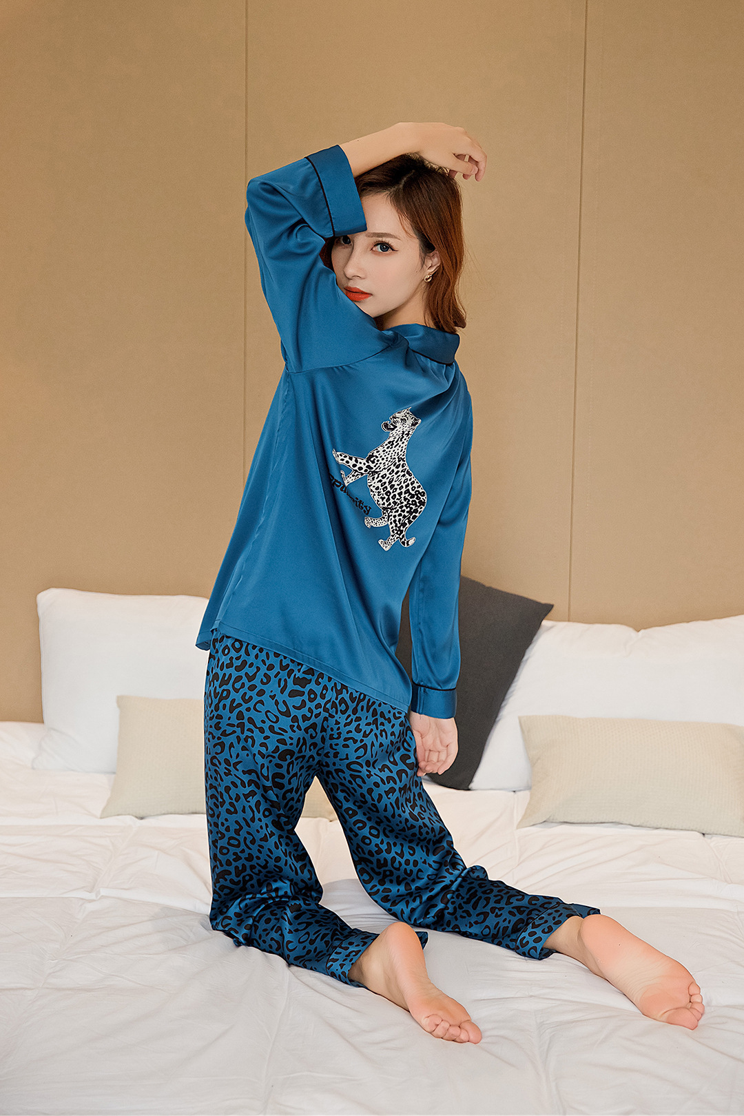 hamanaka睡衣女新款时尚豹子印花情侣款长袖休闲男女士仿真丝居家睡衣