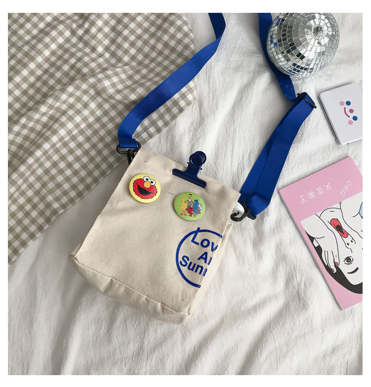 白色赠夹子徽章小包包单肩帆布包斜跨包便当包创意刺绣字母包女包