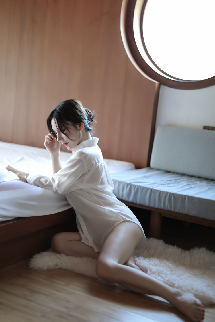 韩国美女内衣着床图片