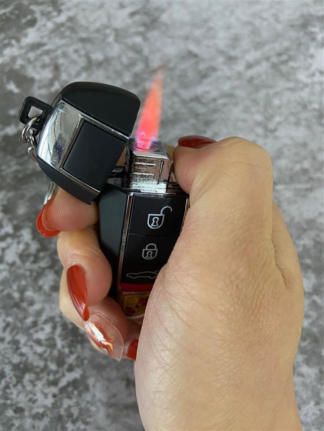 《保时捷汽车钥匙充气创意打火机超薄防风创意个性时尚非金属 宝丽来