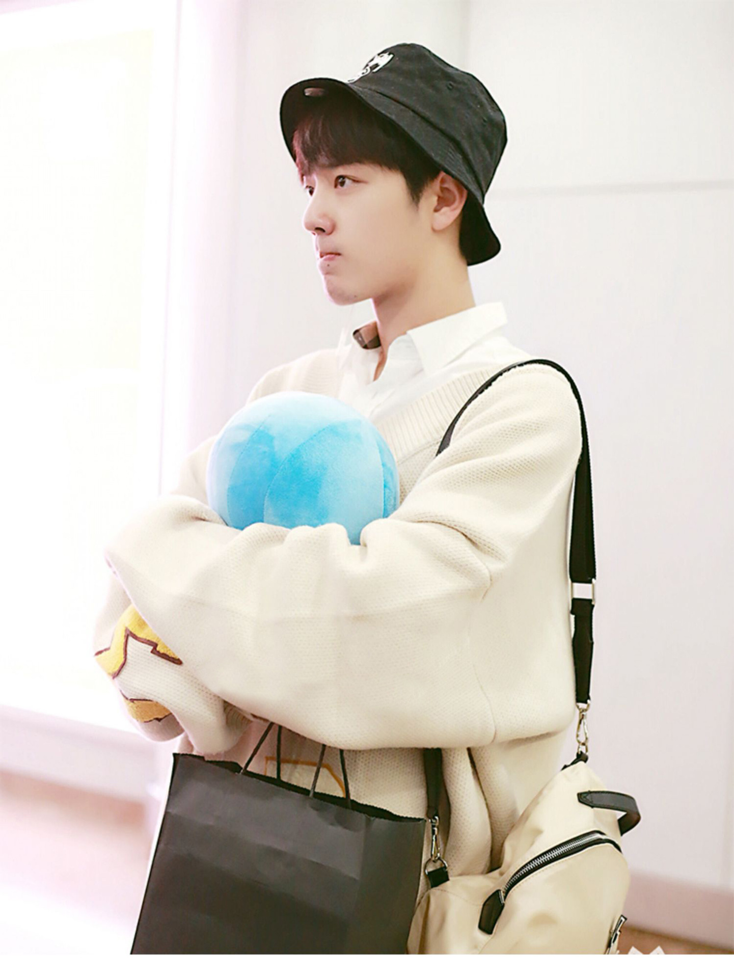 肖战同款v领毛衣女19新款套头情侣宽松字母刺绣慵懒风秋冬外套男