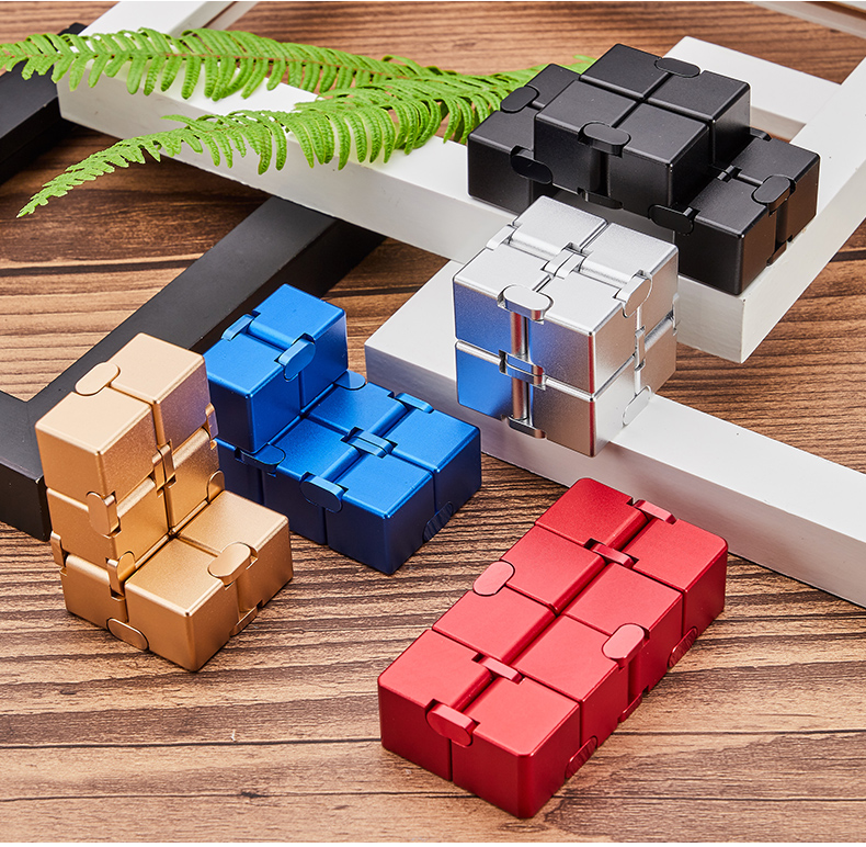 无限魔方上课无聊打发时间神器解压玩具减压合金抗焦虑方块发泄骰标准