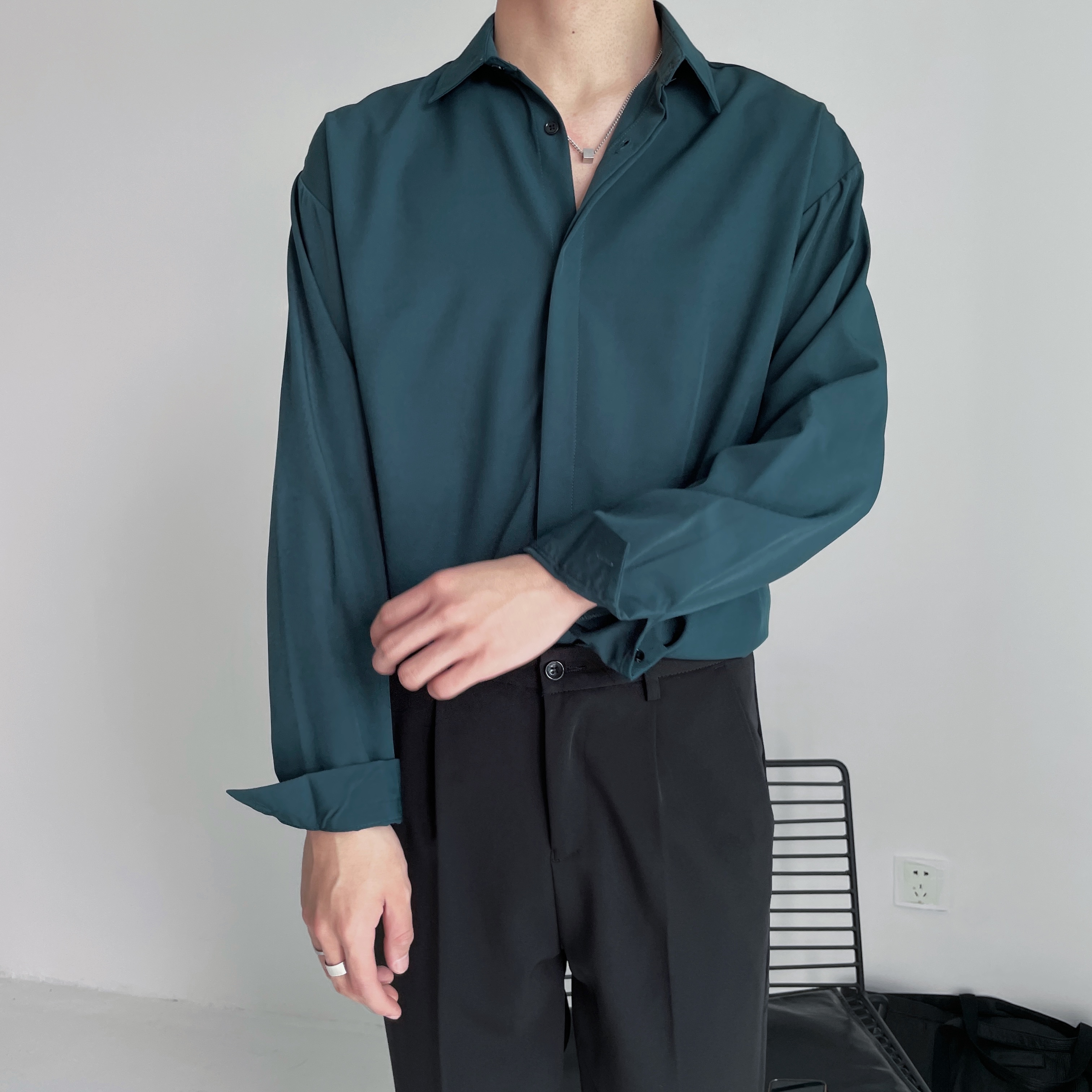 禁欲垂感坠感百搭黑白衬衫男长袖韩版宽松潮流帅气冰丝雪纺衬衣男墨