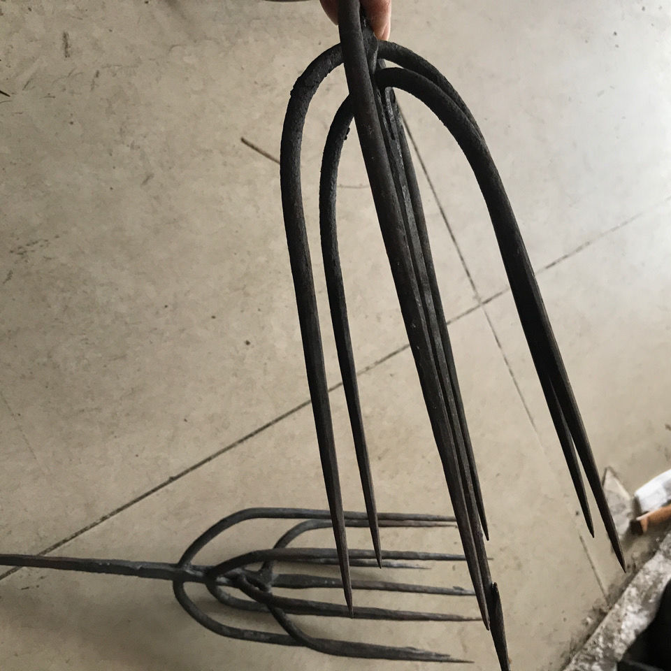 《新款锻打加厚灯笼手工全钢倒刺七齿鱼叉和九齿鱼叉铁打锻打 特小号