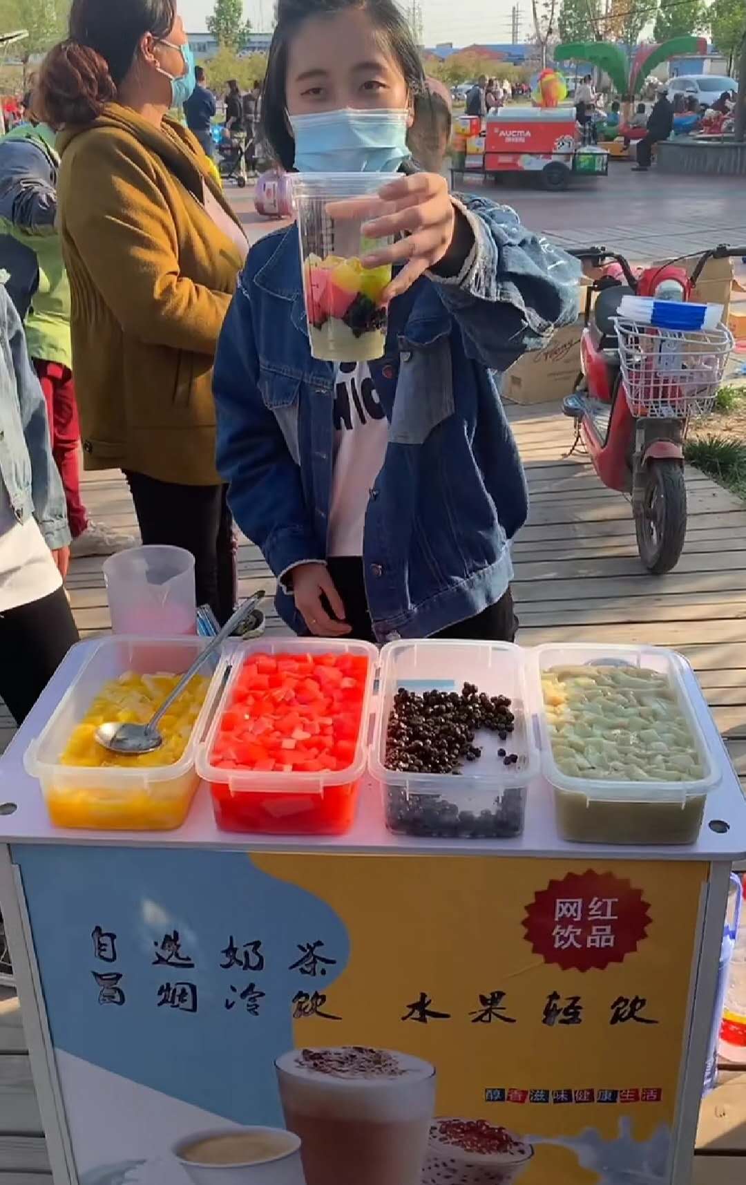 网红冷饮机时光旧巷移动夏季摆摊行走的冒烟冰淇淋机器设备自选奶茶