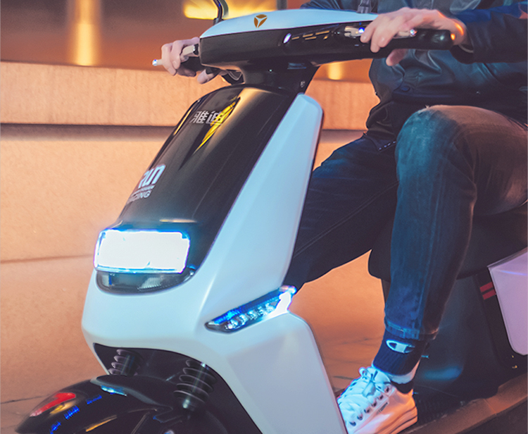 雅迪莱客时尚代步车电动车60v电动轻便摩托车