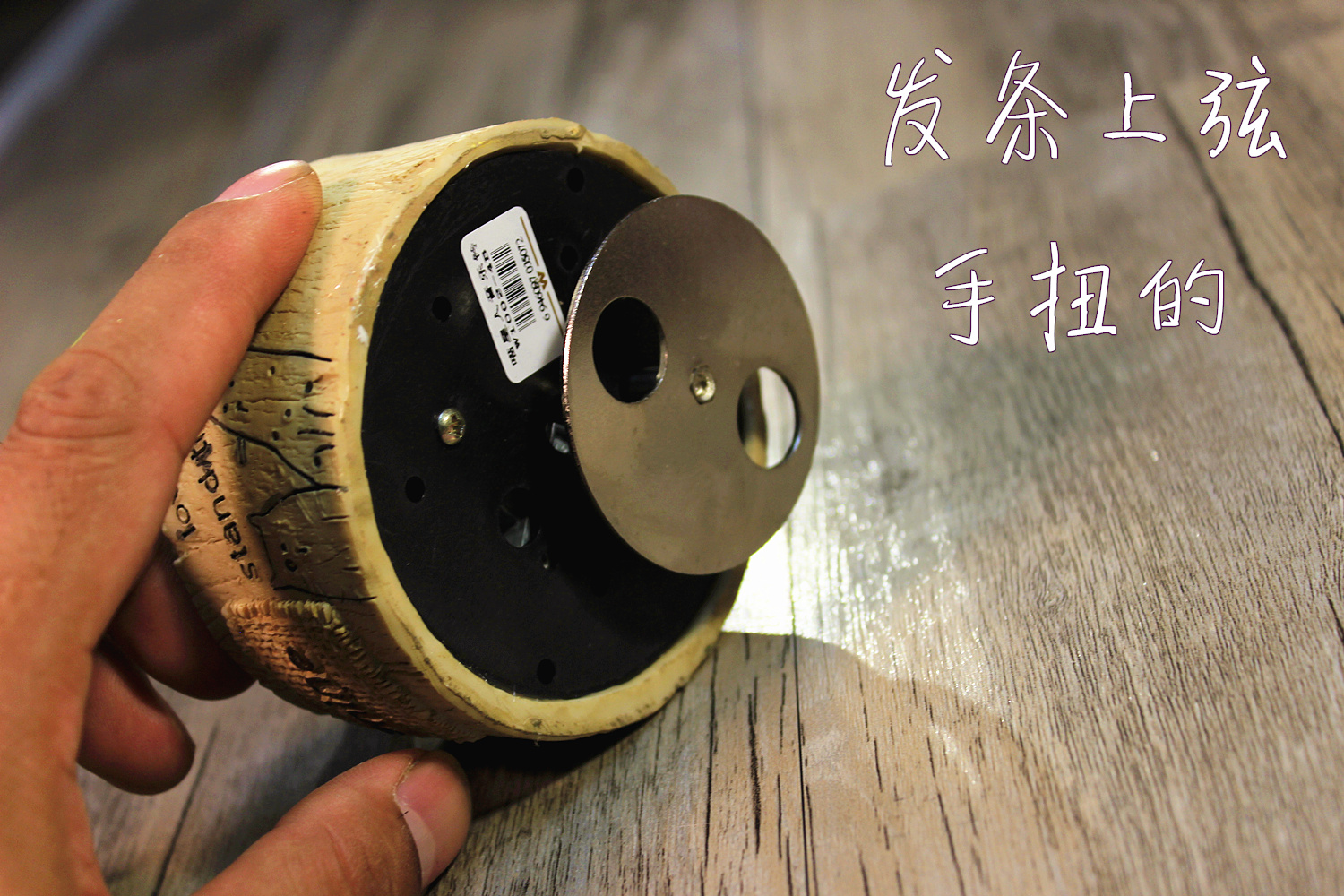 可放心购买) ˉ功能特点 ˉ:树脂制作,手工上色,底部的铁片是发条旋钮