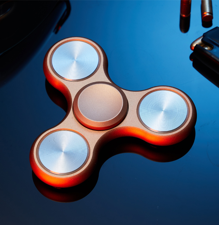 泄密者电影同款指尖陀螺手指陀螺金属三角减压神器合金三叶旋转 泄密