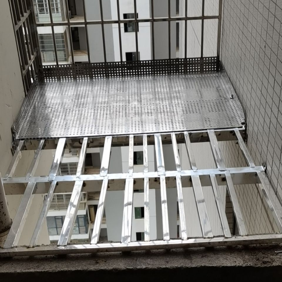 304不锈钢阳台垫板防盗窗垫板圆孔垫板多肉花架防坠落板围挡定制尺寸