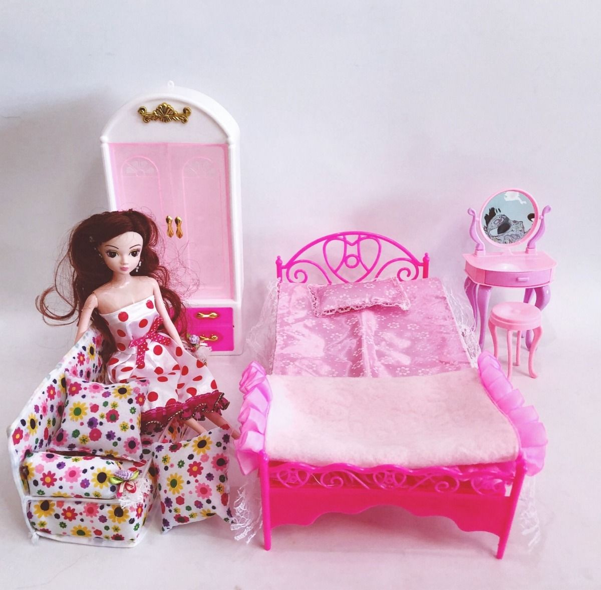芭比娃娃玩具沙发床抱枕双人床大床配饰包包女孩过家家玩具套装裙单独