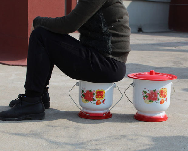 痰盂坐便器女高脚尿桶成人尿盆带盖搪瓷防臭家用起夜老人卧室加厚