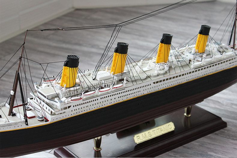 小号手拼装舰船模型泰坦尼克号成人组装船模电动中学生手工课作业