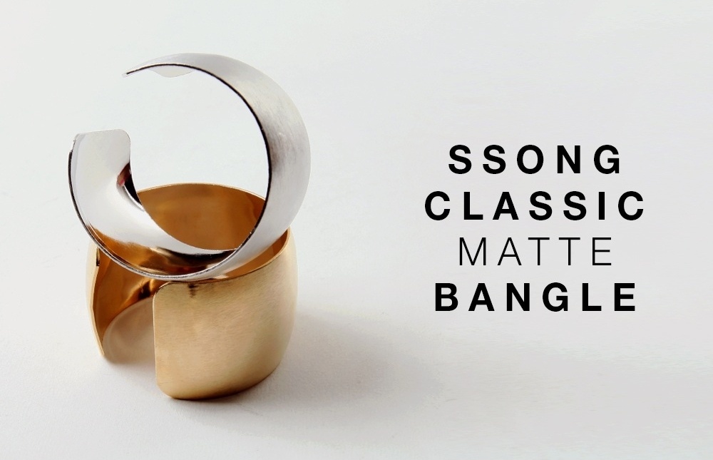 开口的设计,套在袖口上,添加衣衣的亮点