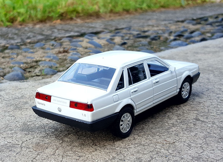 132大众桑塔纳普桑合金汽车模型原厂仿真车模摆件声光回力玩具车