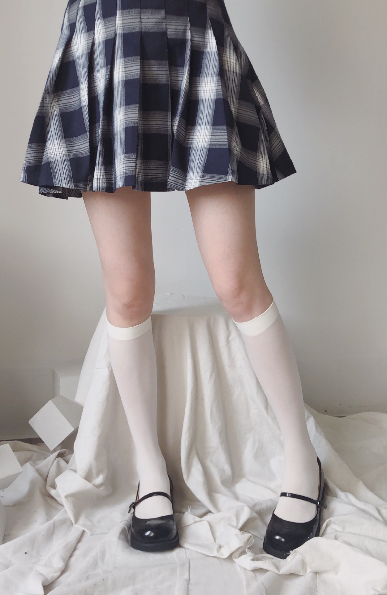 绿彩虹光 四季款天鹅绒小腿袜百搭jk黑白中筒过膝网红同款短袜