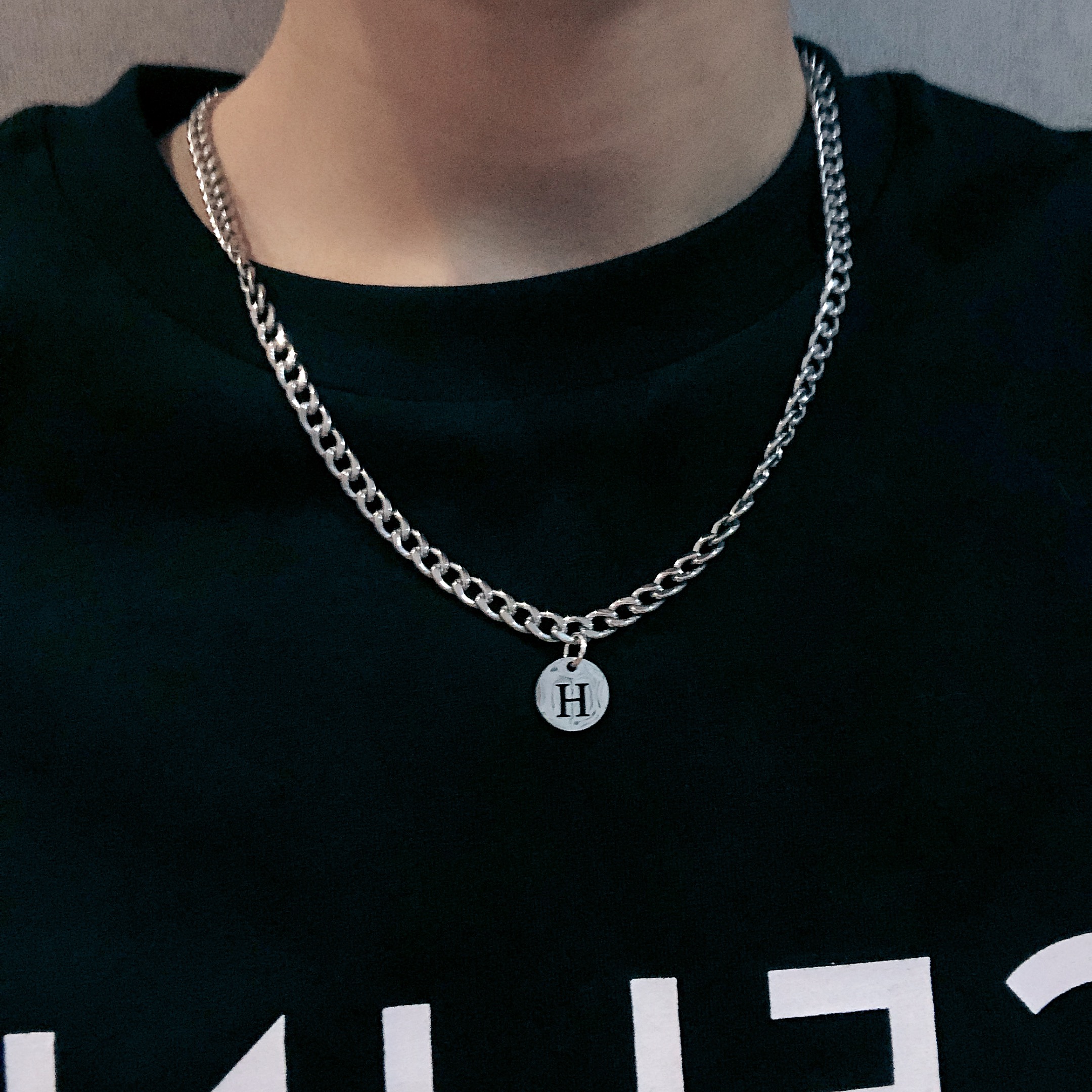 字母圆牌项链男潮男士潮牌欧美嘻哈女生情侣百搭男款吊坠配饰挂坠字母