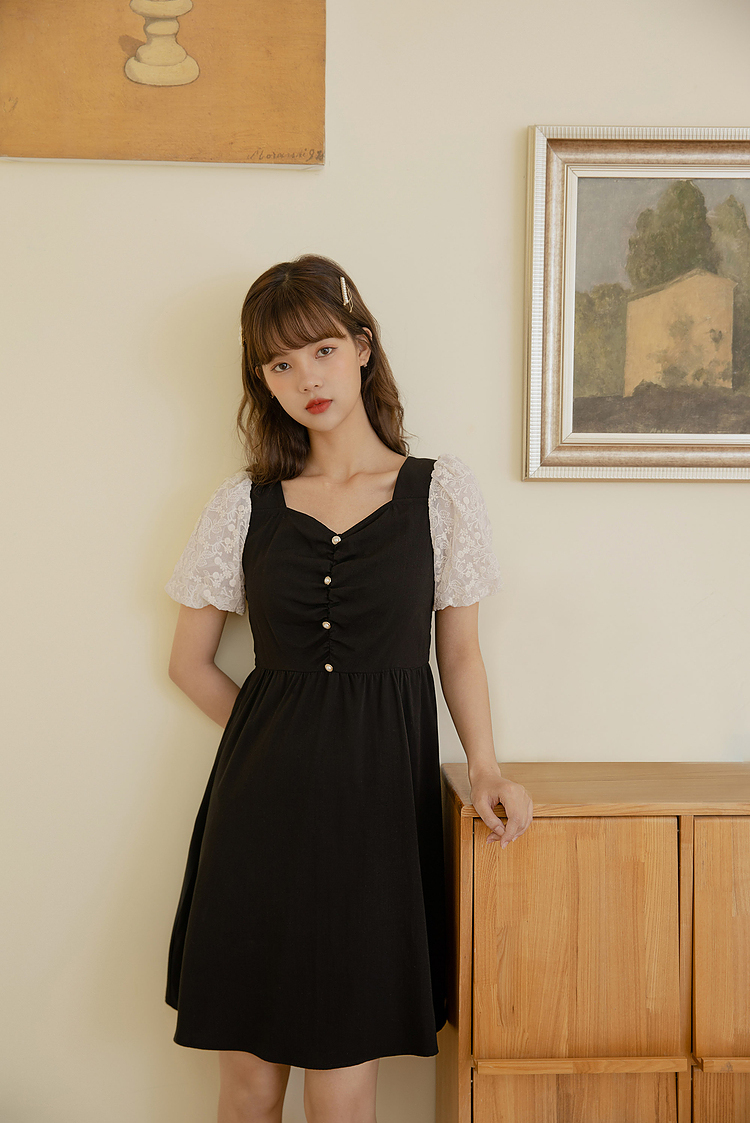 茵曼2021夏装新款复古桃心领褶皱珍珠扣绣花网纱花苞袖连衣裙法式【f