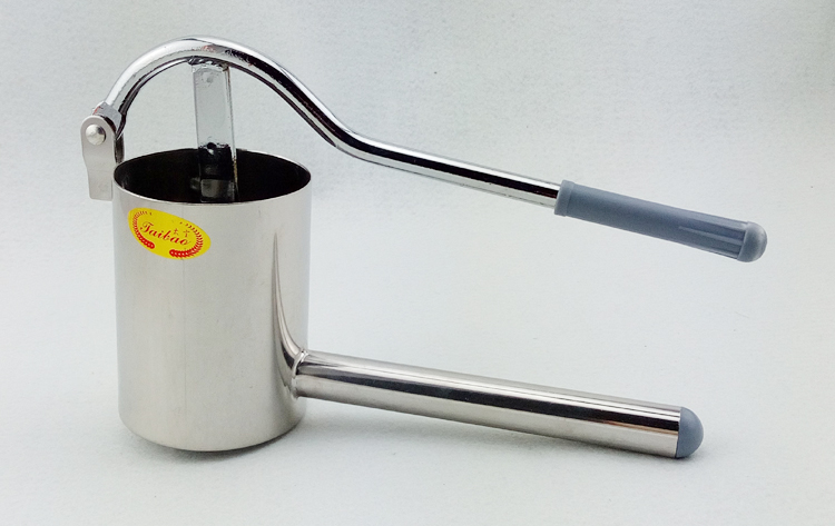 烫好的酸汤子面放入工具内