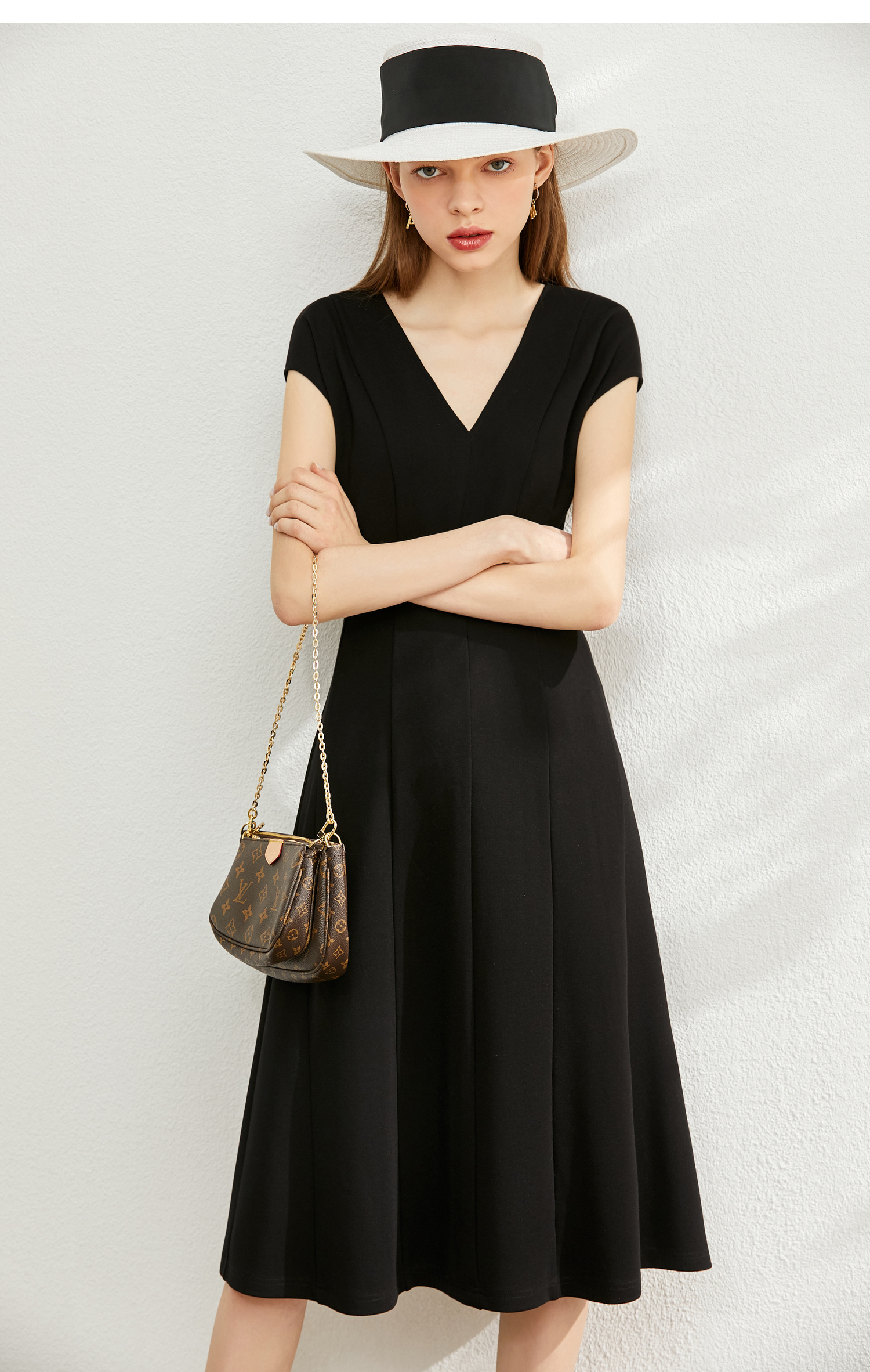 amii法式气质连衣裙2020夏季新款黑色心机v领收腰显瘦a字无袖裙女