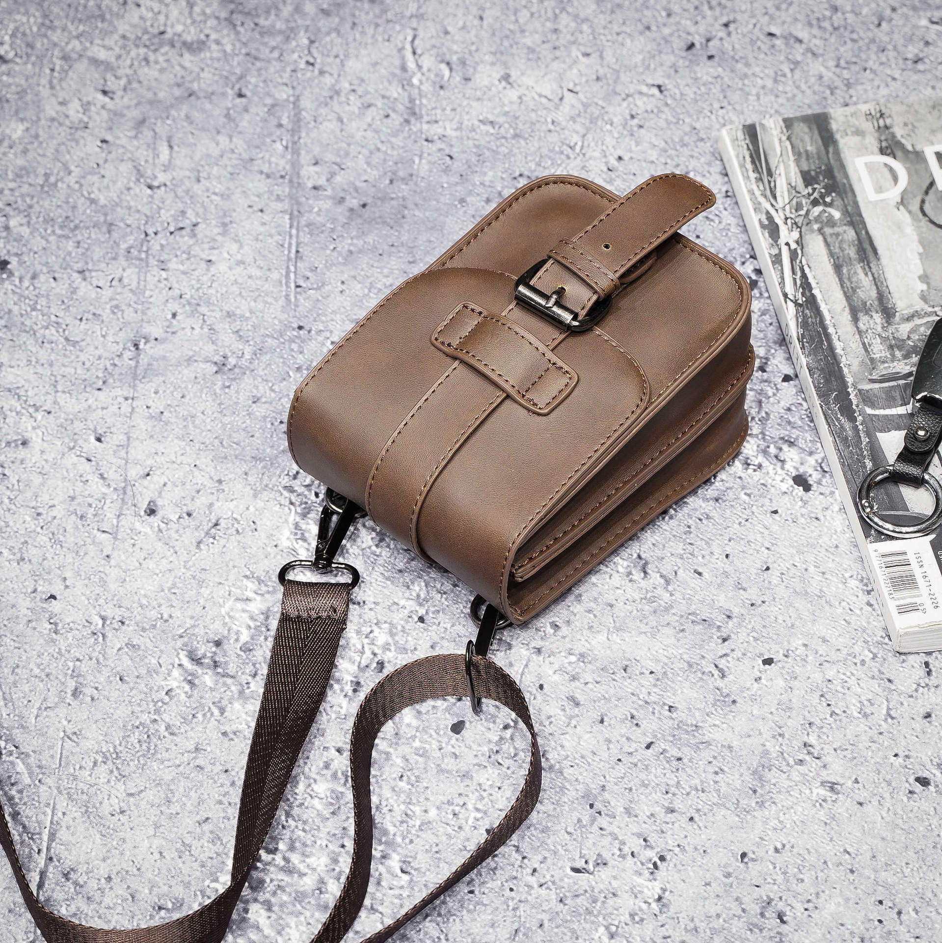 潮流55寸手机胸包男士穿皮带腰包多功能休闲挂包pu疯马皮