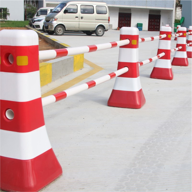 塑料隔离墩小水马防撞桶道路围栏闪电客市政护栏路障分流桶警示交通