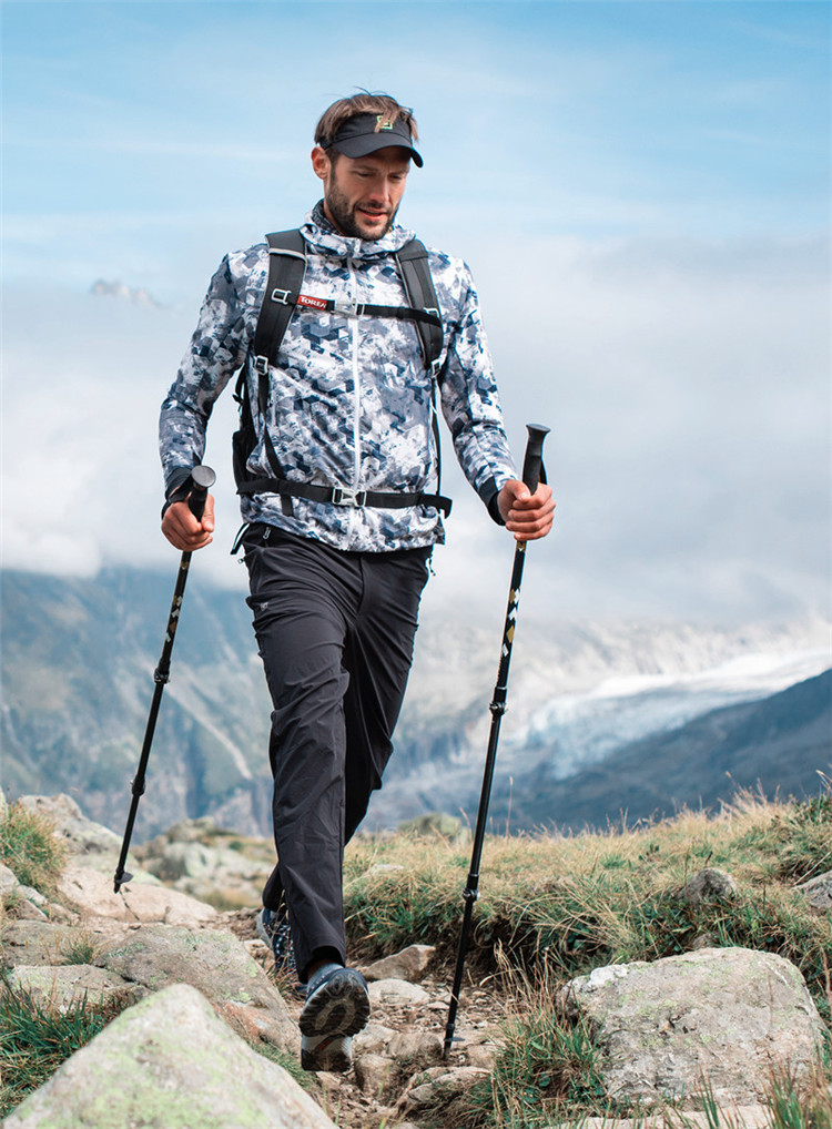 探路者toread户外运动户外男女式18休闲印花连帽徒步外套kaeg81307k