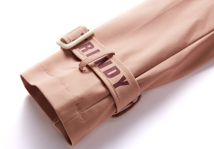 线条流畅的剪裁,袖口本布袢带&日字扣,撞色字母印花图案点缀提升造型