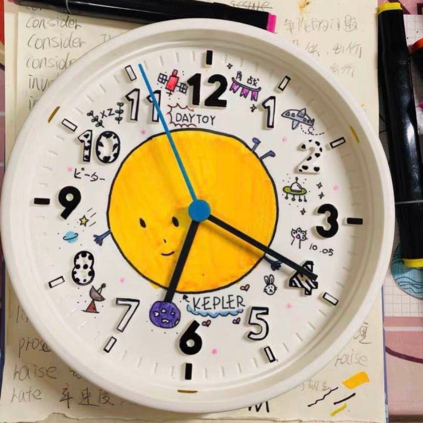 阿卓大王涂鸦款客厅卧室少女网红款可爱装饰静音指针时钟礼物 纯色