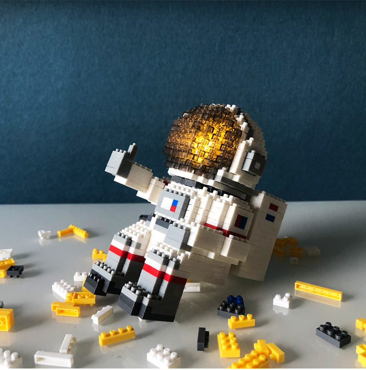 月亮宇航员积木发光微型小颗粒高难度拼装玩具太空人摆件生日礼物真