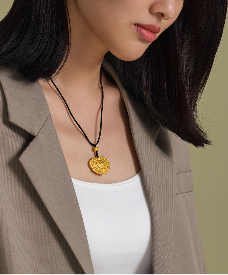 周大福传承系列心想事成锁包古法足金黄金吊坠工费2080元计价f224496