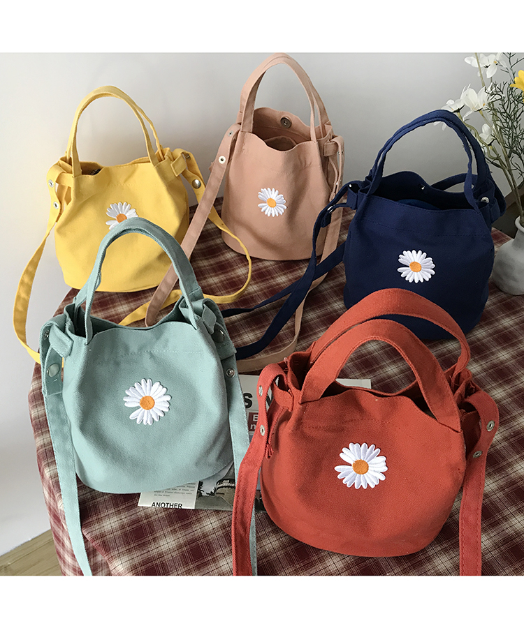 唐糖包袋/日系纯色帆布包包女百搭斜挎包小雏菊刺绣手提小水桶包 艾狄